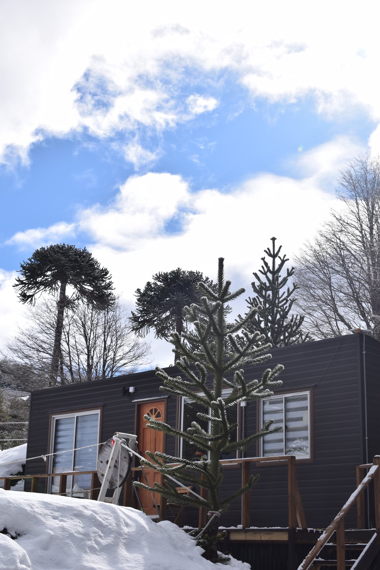 Fachada de Basecamps bajo un cielo de invierno