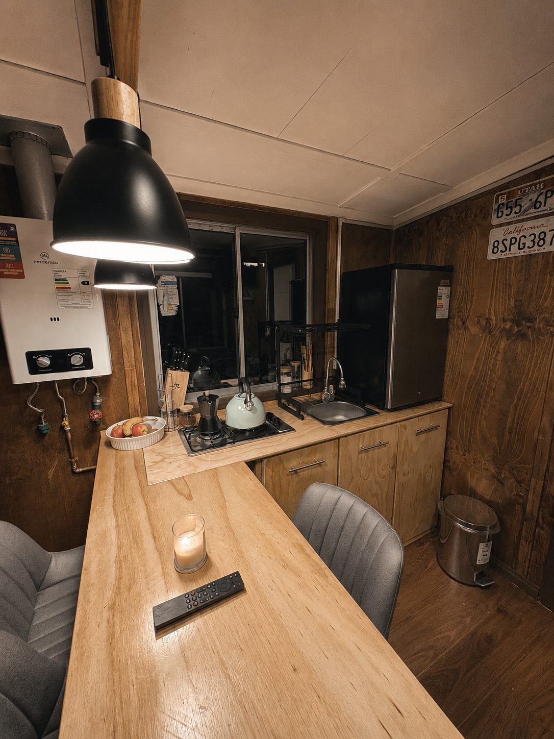 Cocina equipada con barra y comedor