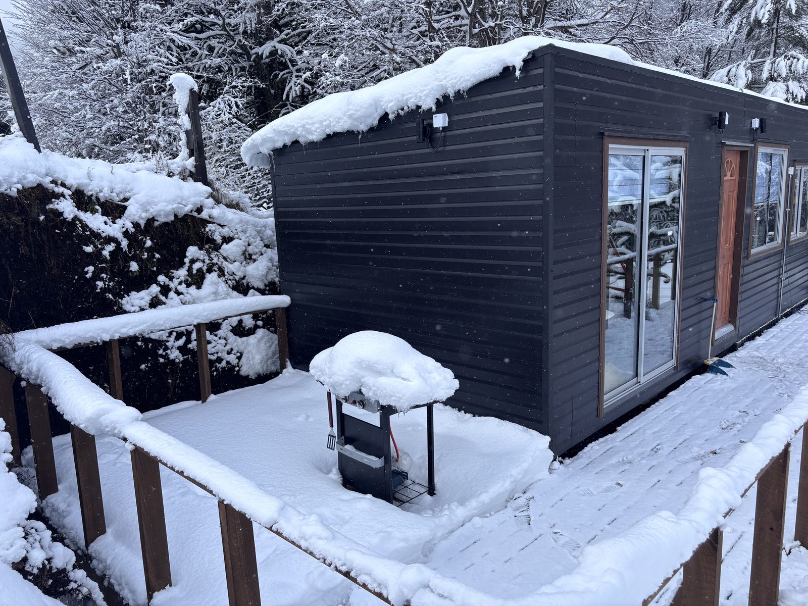 Deck con parrilla y ventanales, nevado