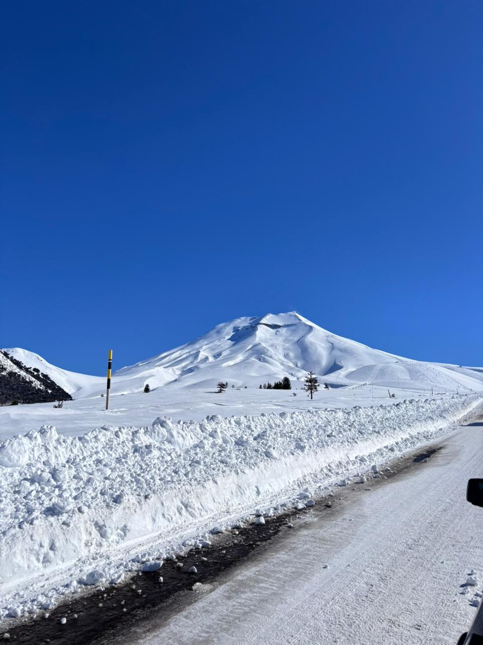 Volcán Lonquimay cubierto de nieve bajo un cielo azul